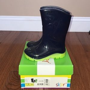 NWT boy’s rain boots sz 8